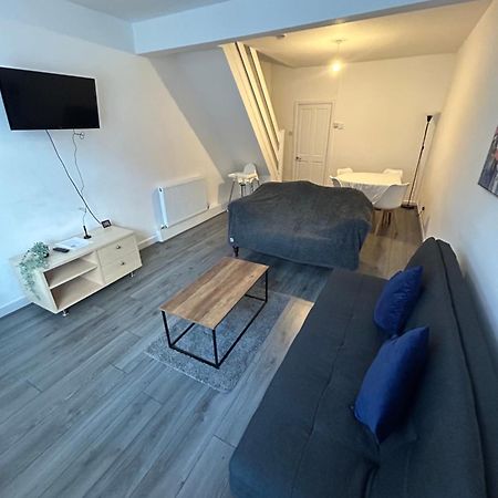 Charming Liverpool Home エクステリア 写真